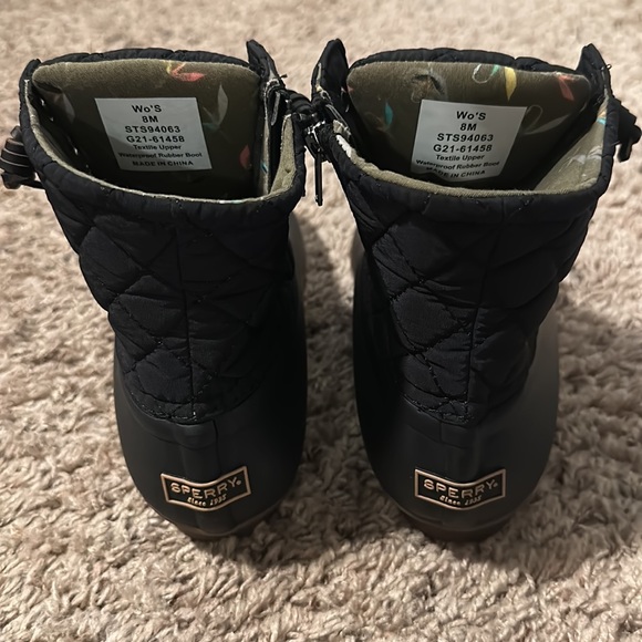 Wmns size 8 Sperry waterproof rubber boot. - Picture 2 of 3